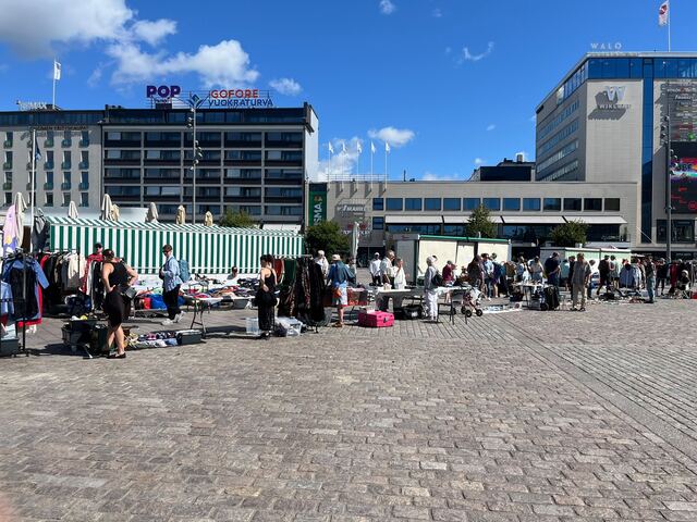 Turun Kauppatori aurinkoisena kirpputorisunnuntaina